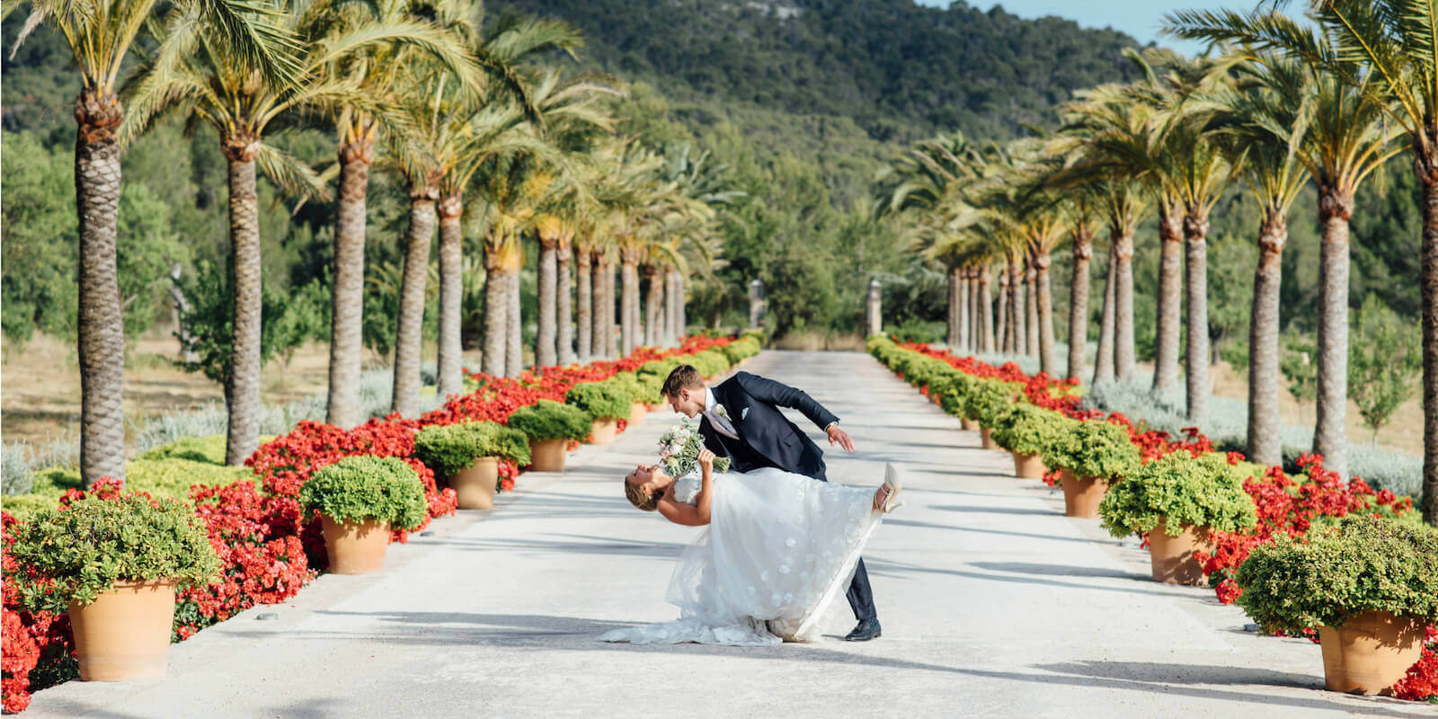 Ein Brautpaar tanzt in der Auffahrt des Luxushotels auf Mallorca